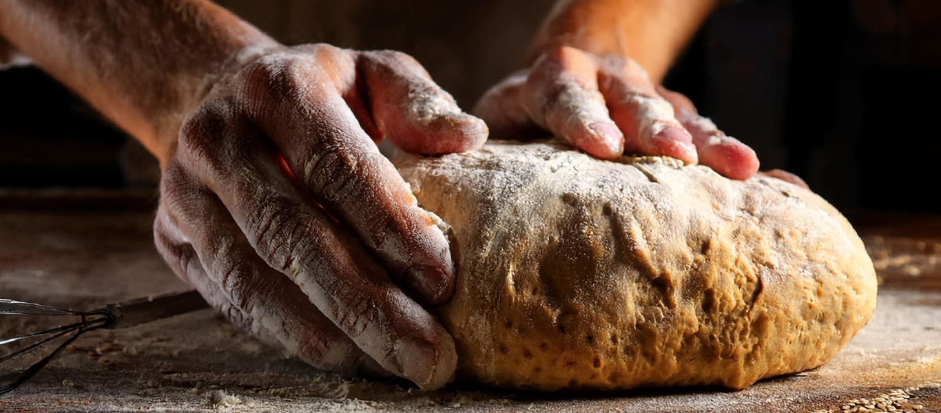 パンをこねる様子